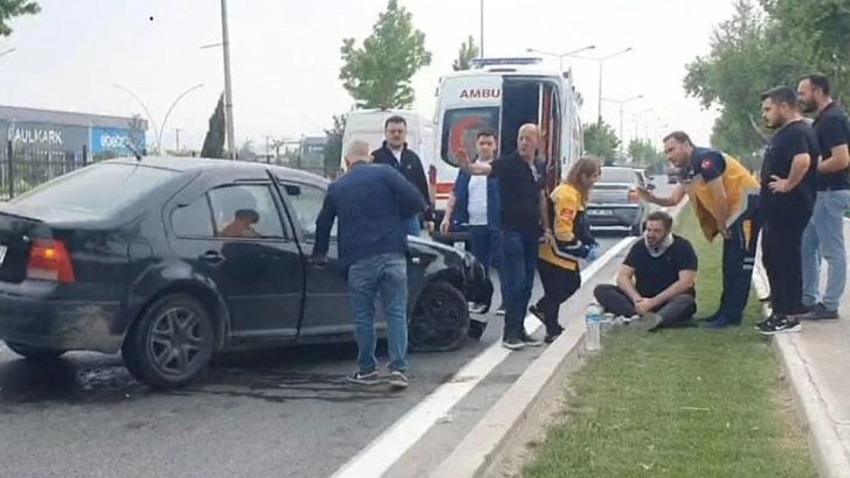 Bursa İnegöl’de Otomobil Kaldırıma ve Yön Tabelasına Çarptı