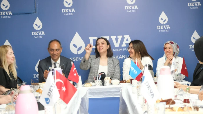 DEVA Partisi Esenyurt’ta Sahada Kadınlar ve Esnafla Buluştu