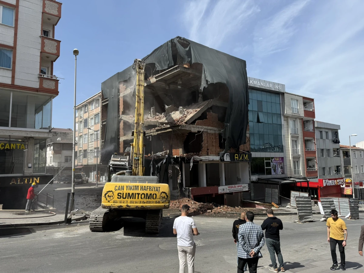 Esenyurt’ta girişimci, deprem kabinini test için binayı üzerine yıktı
