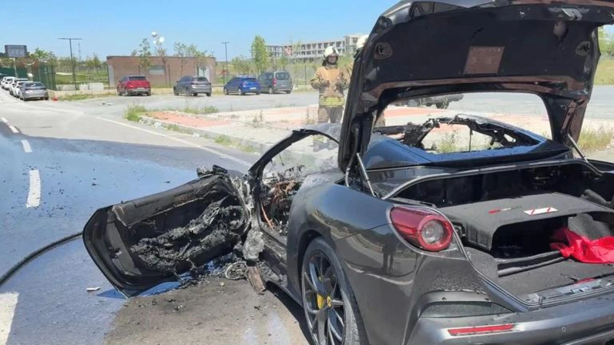 Eyüpsultan'da 20 milyon liralık lüks otomobil alev alev yandı