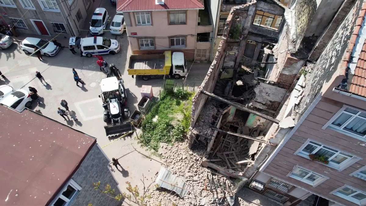 Fatih’te Depremde Hasar Gören Metruk Bina Ekiplerce Yıkıldı