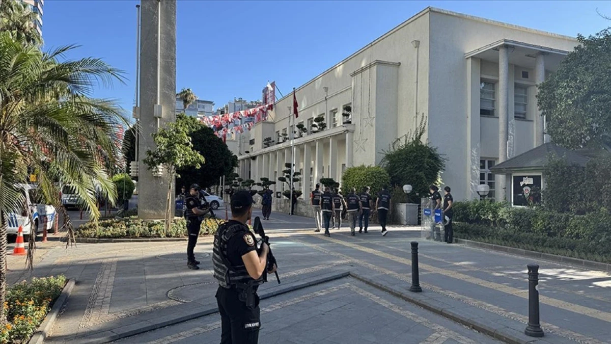 İstanbul merkezli üç yolsuzluk soruşturmasında 13 gözaltı