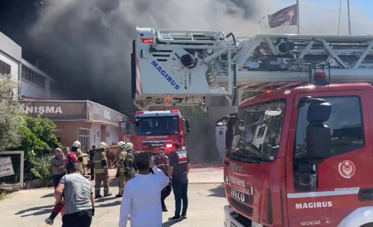 İzmir'de Sandalye Fabrikasında Çıkan Yangın 2 Saatte Kontrol Altına Alındı