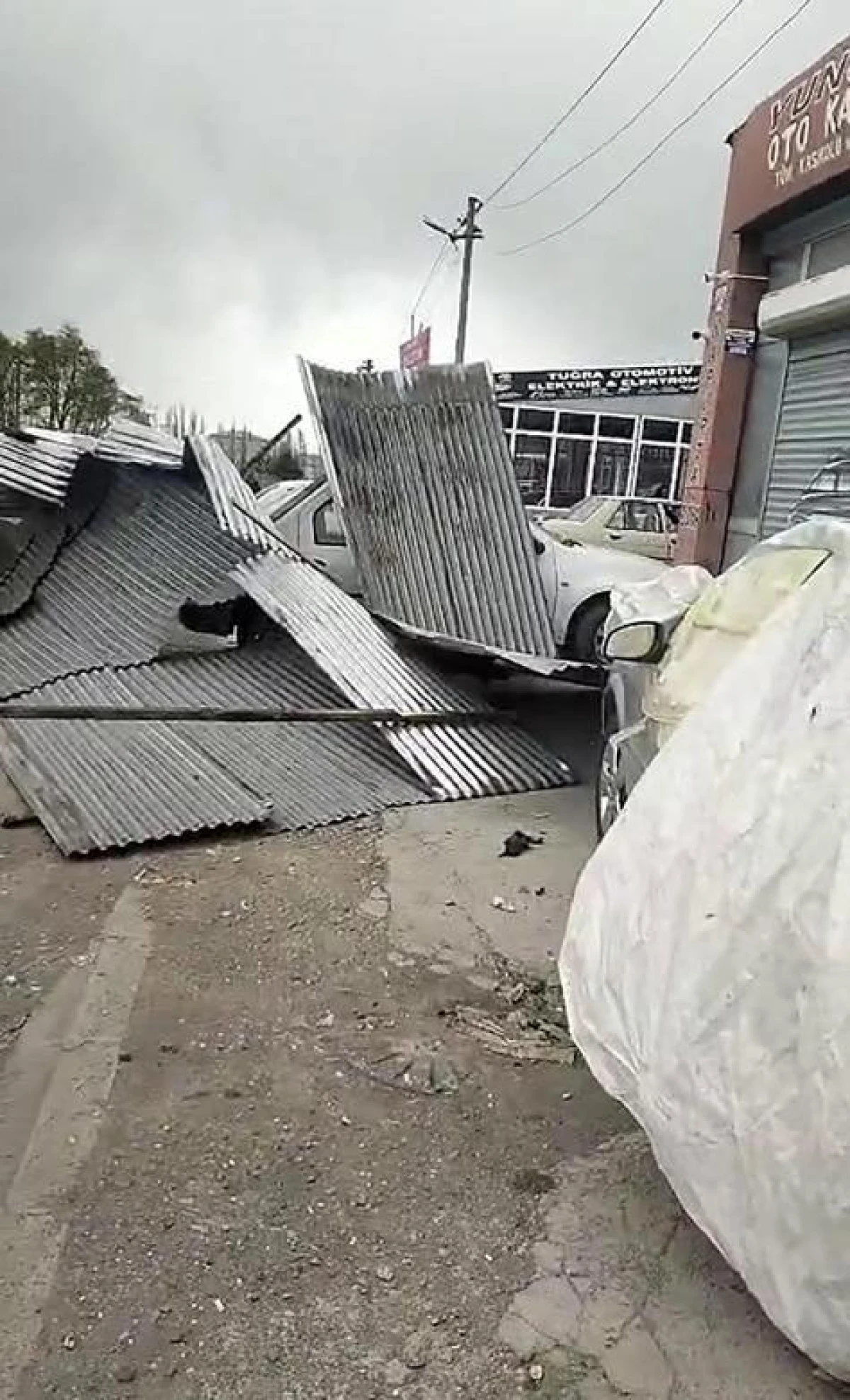 Kars’ta Kuvvetli Rüzgar İki İş Yerinin Çatısını Uçurdu