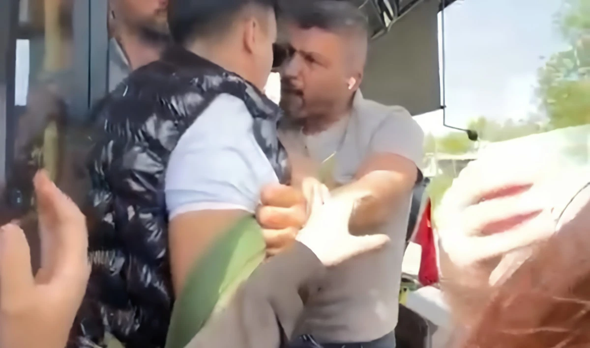 Lise Öğrencisi Otobüs Şoförüne Yürüdü, Arkadaşları O Anları Kaydetti