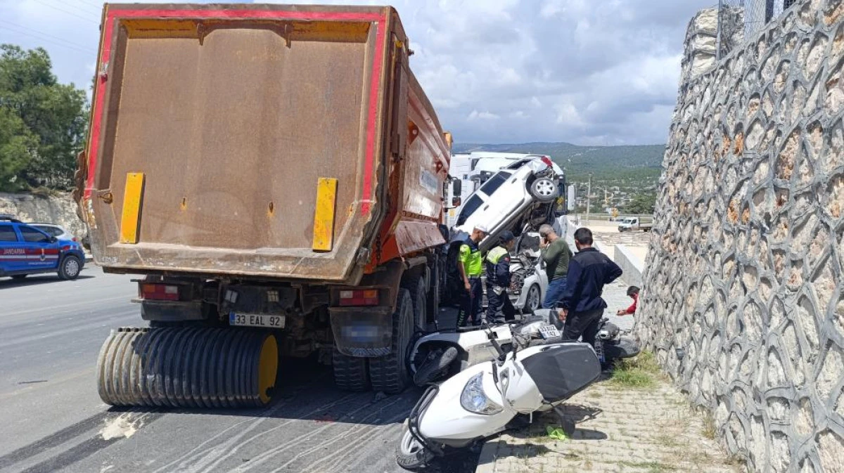 Mersin’de kamyon faciası: 13 motosiklet, 3 araç hasarlı