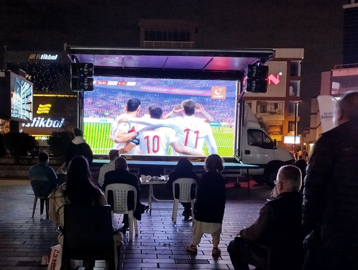 Milli Maç Coşkusu Esenyurt’ta Patladı