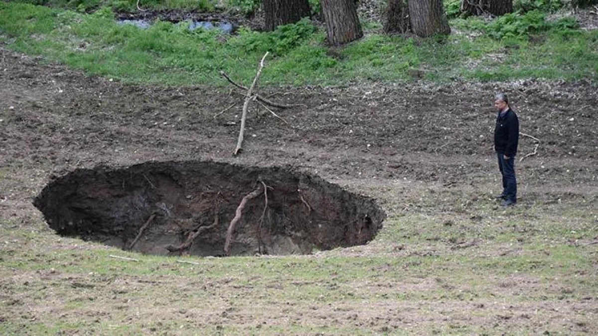 Sivas’ta tarlada 7 m çapında, 8 m derinliğinde obruk oluştu