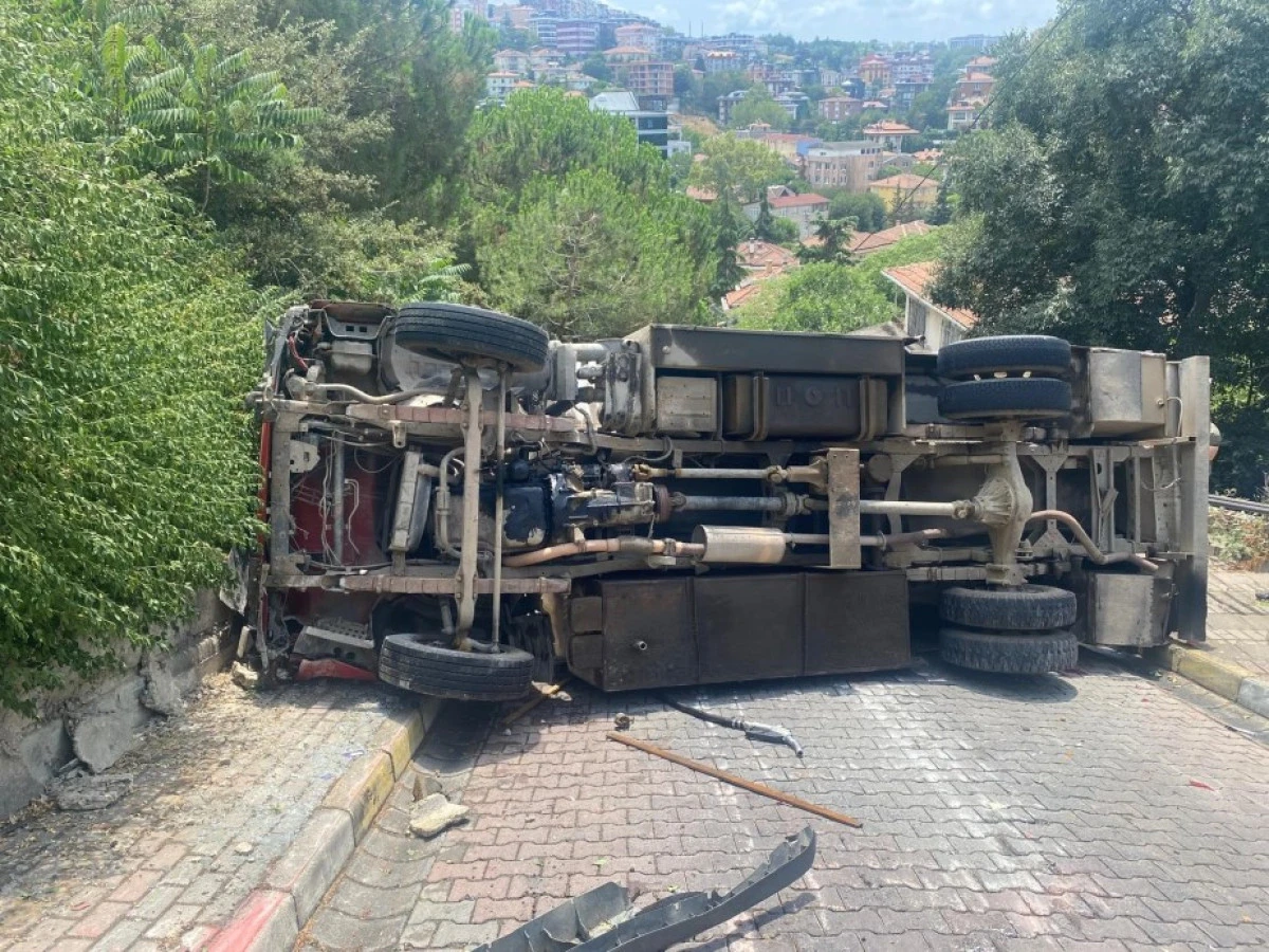 Üsküdar’da Kaza: Akaryakıt Tankeri Devrildi, Sürücü Yaralandı