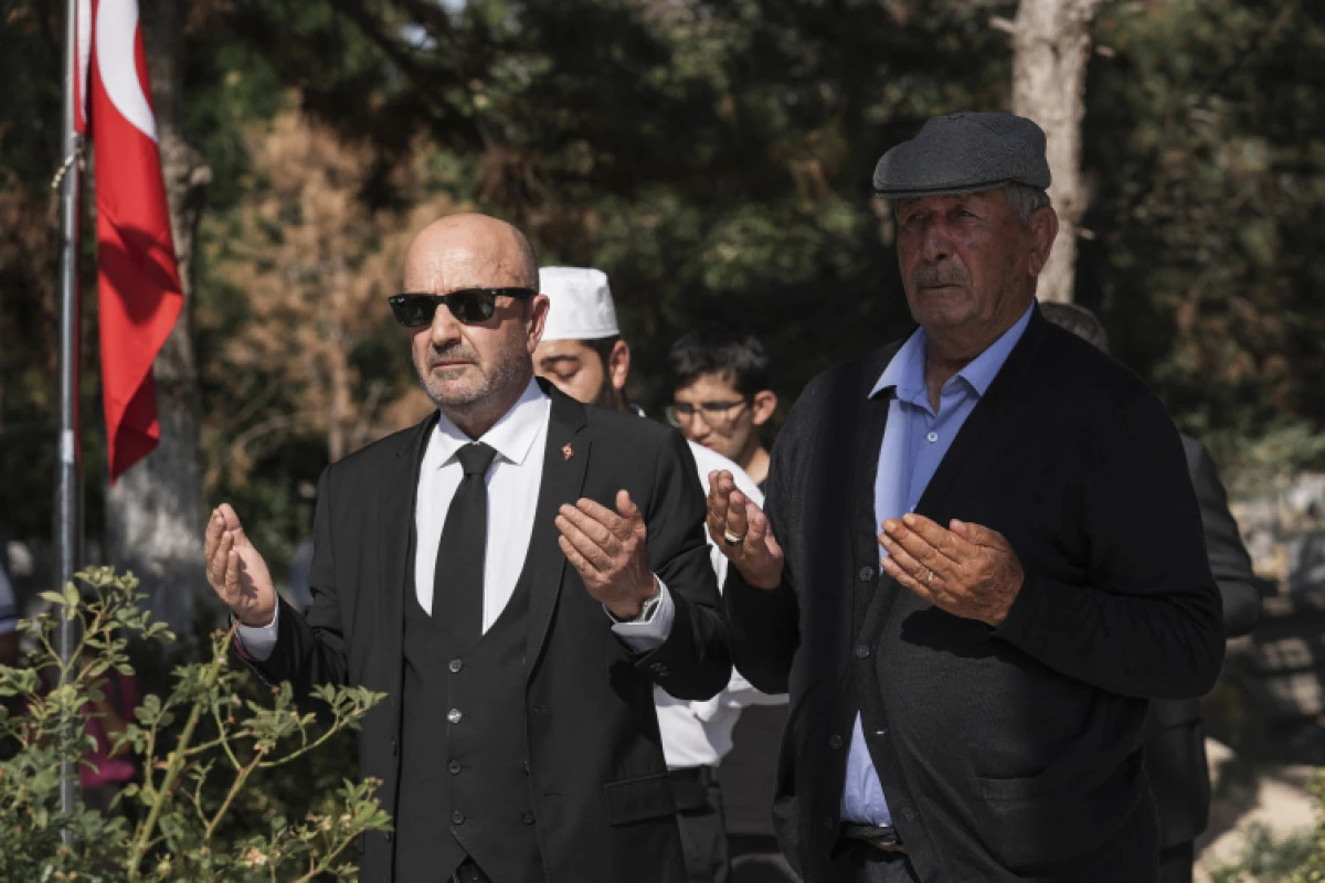 Zekai Aksakallı, Ömer Halisdemir’in mezarını ziyaret etti